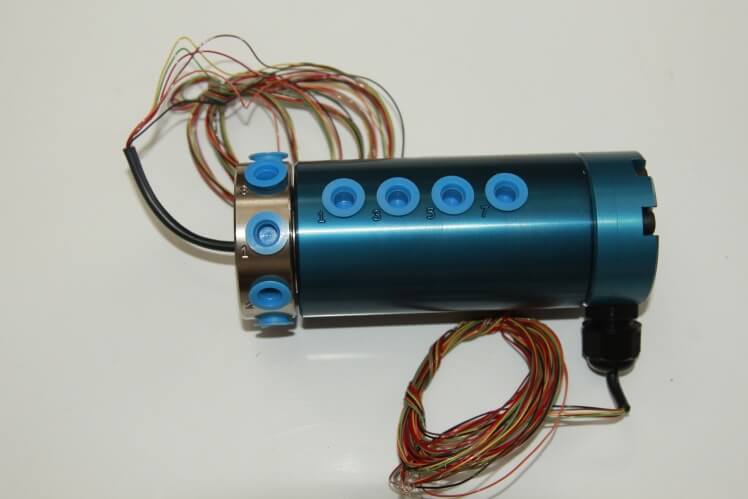 Złącze obrotowe wielokanałowe z kanałami elektrycznymi do sterowania lub do przesyłania sygnałów